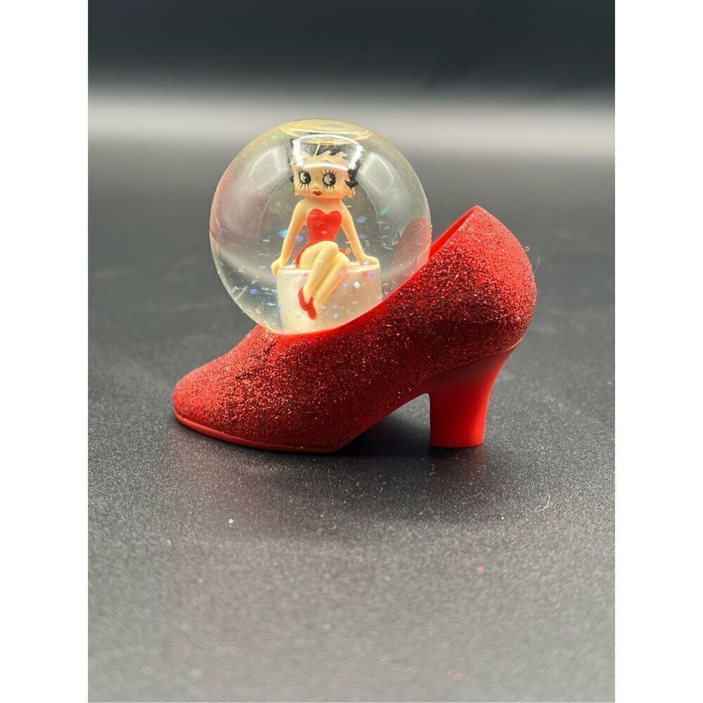 BETTY BOOP HER SNOW GLOBE SITS HIGH ATOP A RED HIGH HEEL SHOE! BOOP-BOOP-ADU!